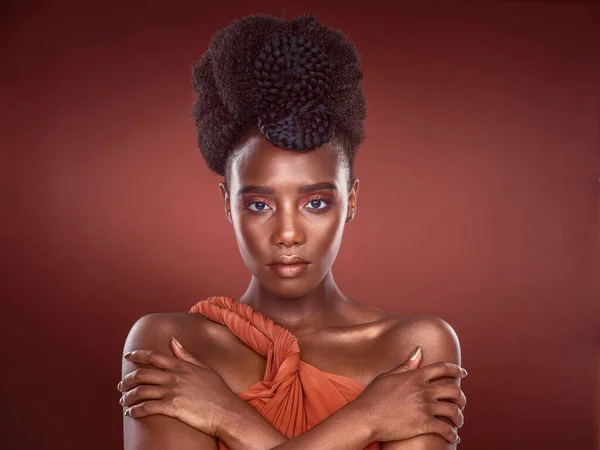 Una reina es una reina dondequiera que vengas. Retrato recortado de una atractiva joven posando en el estudio sobre un fondo rojo. — Foto de Stock