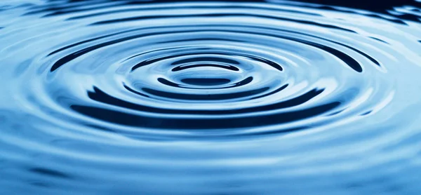 The ripple affect. Abstract studio shot of ripples in a puddle of water. — Stock Photo, Image