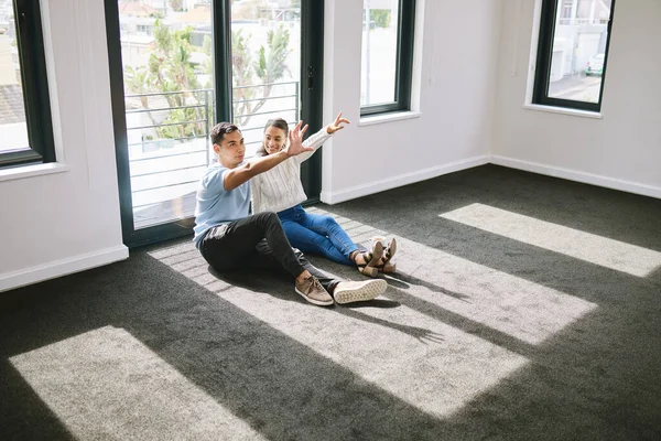 Bavme se s barvami na této stěně. Celkový snímek mladého páru sedícího spolu a plánujícího design interiéru svého nového domova. — Stock fotografie