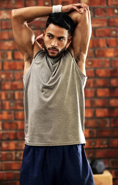 Tão pronto como alguma vez estarei. Tiro de um jovem que se estende antes de seu treino no ginásio. — Fotografia de Stock