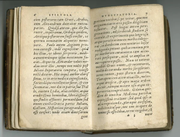 Vieilles pages en latin. Un livre antique avec ses pages exposées. — Photo