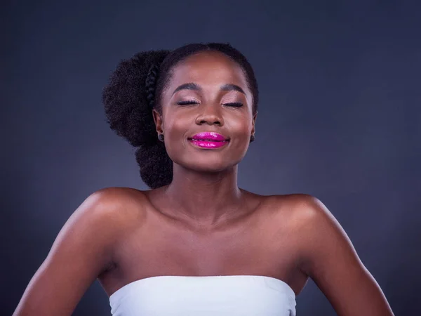 Positivitet leder till skönhet. Studio porträtt av en vacker ung kvinna poserar mot en svart bakgrund. — Stockfoto