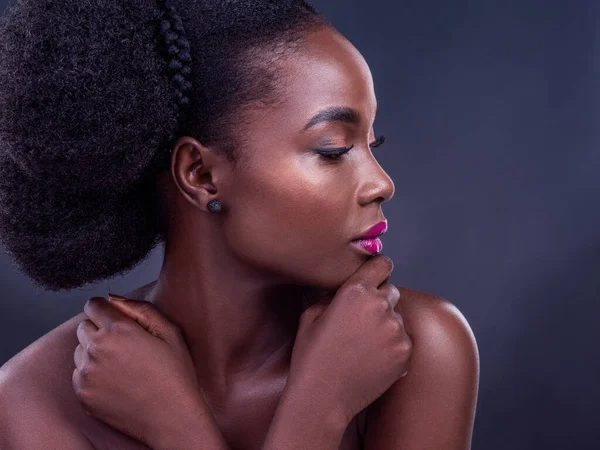 아름다운 피부에는 헌신 이 필요 합니다. 기적이 아니라요. 스튜디오에서 흑인 배경에 대항하는 아름다운 젊은 여성을 촬영. — 스톡 사진