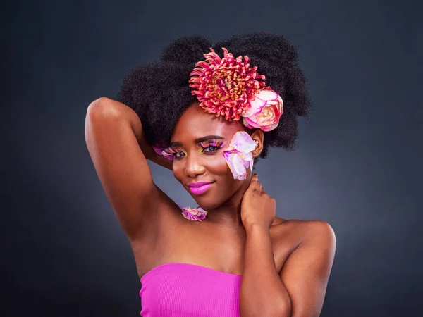 Make sure they never forget you. Studio shot of a beautiful young woman posing with flowers in her hair. — Fotografia de Stock