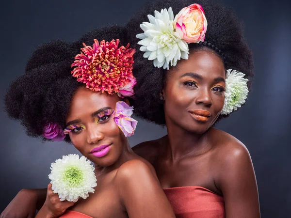 Να είσαι περήφανος γι 'αυτό που είσαι. Δύο όμορφες γυναίκες ποζάρουν μαζί με λουλούδια στα μαλλιά τους.. — Φωτογραφία Αρχείου