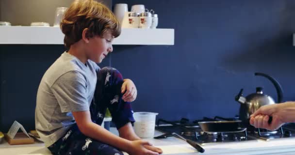 Το πρωινό είναι κερασμένο. 4k βίντεο με πατέρα και γιο να φτιάχνουν τηγανίτες για πρωινό στο σπίτι. — Αρχείο Βίντεο