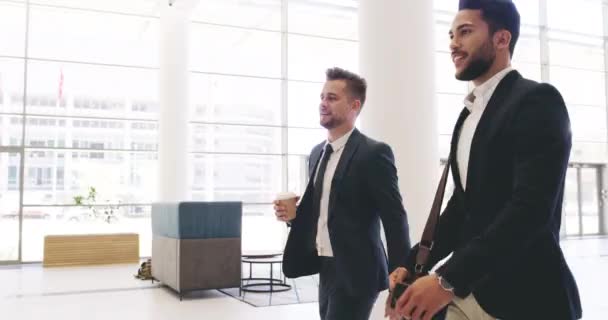 Vágjunk bele, vágjunk bele! 4k videofelvétel jóképű fiatal üzletemberekről, akik ökölbe szorítják egymást a kongresszusi központban.. — Stock videók