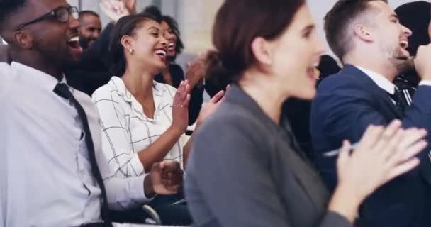 We hebben zoveel nieuwe informatie. 4k beelden van een groep zakenmensen klappen in de handen tijdens het zitten in een conferentie. — Stockvideo