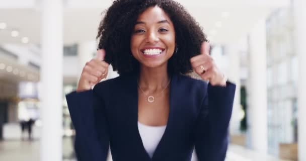 Podwoić wysiłek, podwoić sukces. 4k wideo wideo szczęśliwej młodej bizneswoman dając kciuki w górę w nowoczesnym biurze. — Wideo stockowe