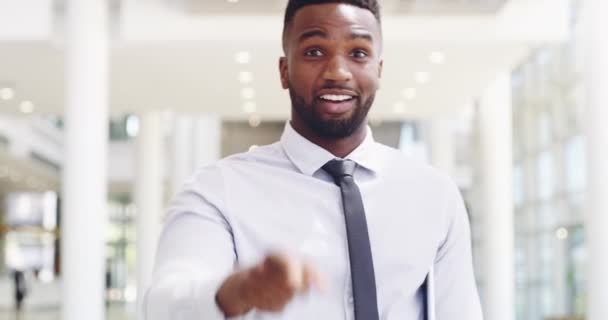 Nasceste para ser um vencedor. Imagens de vídeo 4k de um jovem empresário feliz apontando para você em um escritório moderno. — Vídeo de Stock