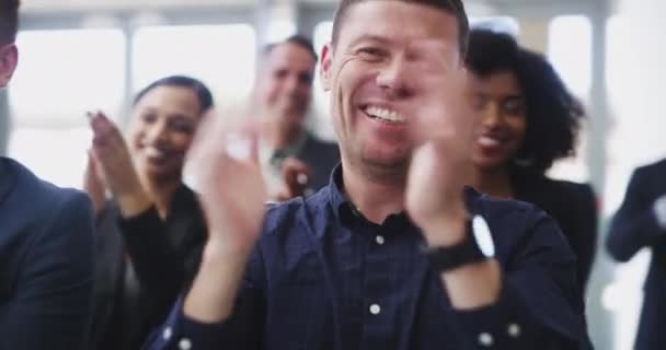 That was awesome. 4k video footage of businesspeople applauding while attending a conference. — Vídeos de Stock