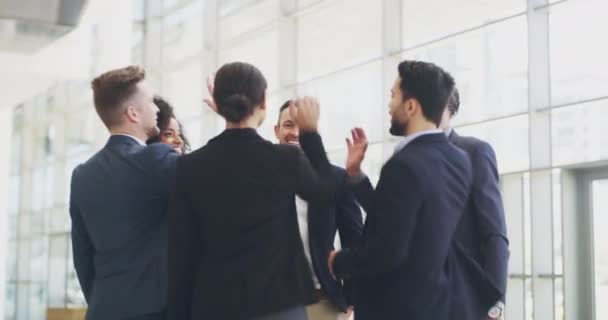 The best in the business. 4k video footage of a group of businesspeople high fiving in their workplace. — Vídeo de stock