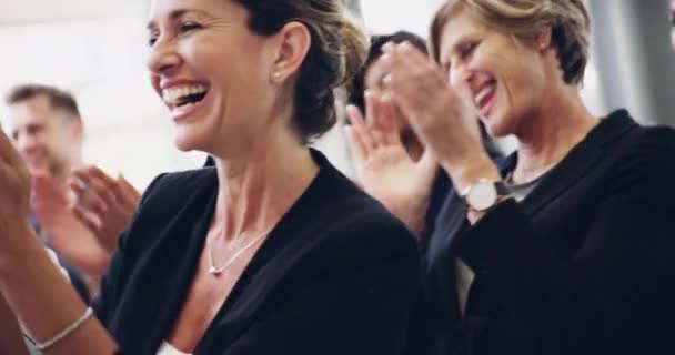 Amplía tus conocimientos. Imágenes de 4k de un grupo de empresarios aplaudiendo mientras se sientan en una conferencia. — Vídeos de Stock