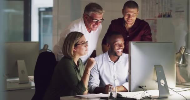 Ik neem suggesties aan van het team. 4k video van een groep zakenmensen die laat werken op een computer in een kantoor. — Stockvideo