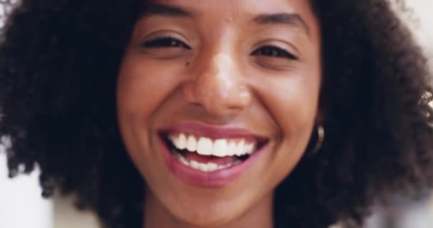 Mit einer positiven Einstellung kommt ein positives Ergebnis. 4k Videomaterial einer glücklichen und selbstbewussten jungen Frau. — Stockvideo