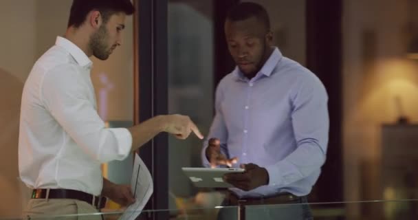 Kun je me dat spreadsheet nog eens laten zien? 4k-beelden van twee collega 's die brainstormen over een tablet in het kantoor. — Stockvideo