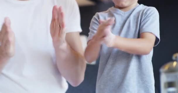 Quem disse que brincar com a comida era uma coisa má. Filmagem em vídeo 4k de um menino adorável assando com seu pai em casa. — Vídeo de Stock