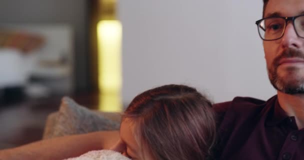 Még egy hercegnő is elálmosodik. 4k videofelvétel egy apáról és lányáról, amint elalszanak a kanapén lefekvés előtt.. — Stock videók