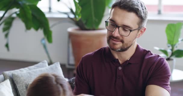 Alleinstehende Väter sind Superhelden. 4k-Videoaufnahmen eines Vaters, der seinen Töchtern zu Hause die Haare flechtet. — Stockvideo