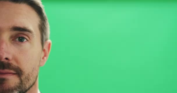Hvert ansigt fortæller en historie. 4k video optagelser af en mand poserer på en grøn baggrund. – Stock-video