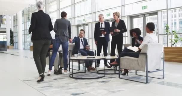 더 많은 사람들 과 연결될수록, 더 많은 가능성 이 있습니다. 한 사업가가 현대 사무실에서 회의를 하던 중 동료들 과 악수를 하는 장면이 4k 비디오에 나온다.. — 비디오
