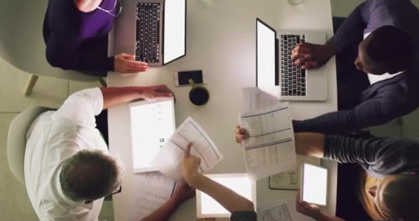 Trabalhando em equipe e trabalhando duro juntos. Filmagem em vídeo 4k de um grupo de empresários que têm uma reunião em um escritório. — Vídeo de Stock