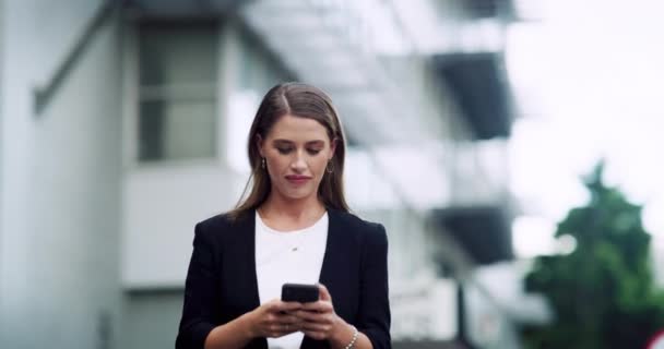 Ill call you as soon as Im in the office. 4k video footage of a well dressed corporate businesswoman sending a text while in the city. — Stok video