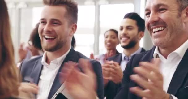 How fantastic. 4k video footage of businesspeople applauding while attending a conference. — Stok video