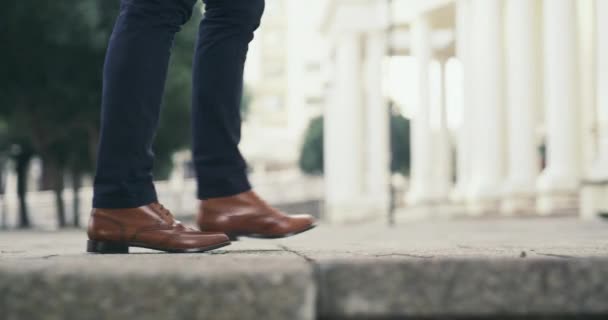 Περπατήστε για να ανακαλύψετε. Βίντεο 4k από έναν αγνώριστο επιχειρηματία που περπατάει στην πόλη. — Αρχείο Βίντεο