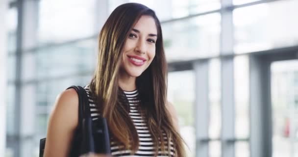 4k video footage of various businesswomen making a heart shape with their hands while walking through their office - Bookmark my portfolio to see full length clips — Vídeo de Stock