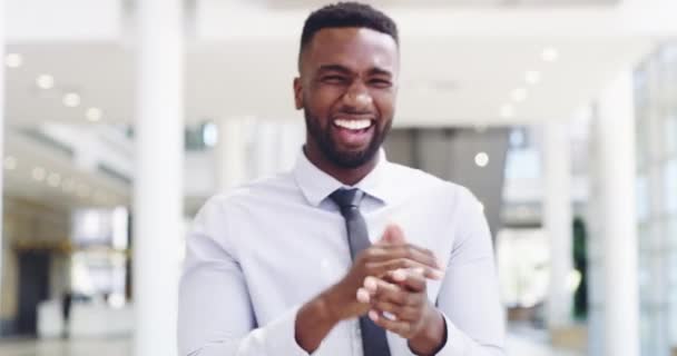 Hard work is increased when its appreciated. 4k video footage of a happy young businessman clapping in a modern office. — Stock video