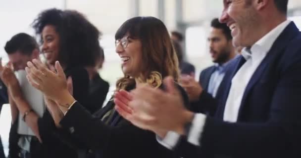 Thats worth a standing ovation. 4k video footage of businesspeople applauding while attending a conference. — Vídeos de Stock