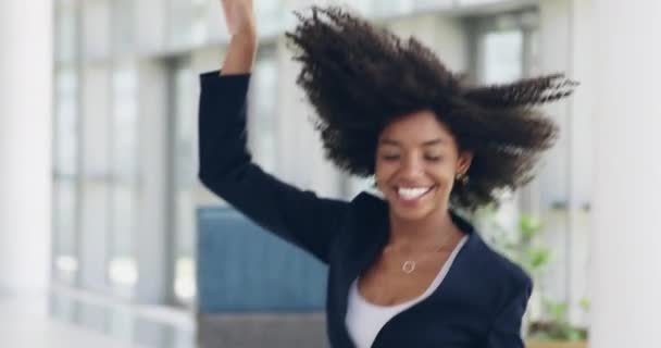 Ik heb eindelijk die promotie waar ik op gewacht heb. 4k beelden van een jonge zakenvrouw dansen in een kantoor. — Stockvideo