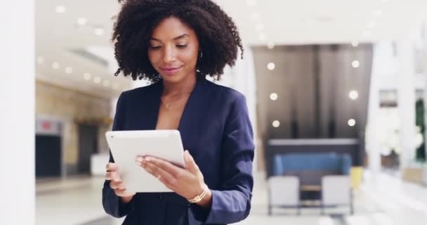 Shes always connected and ready for the next big thing. 4k video footage of a businesswoman using a digital tablet in the workplace. — Vídeos de Stock