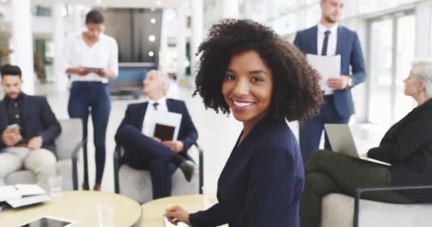 Every day is another opportunity to do better. 4k video footage of a businesswoman smiling in an office with her colleagues in the background. — Vídeo de Stock