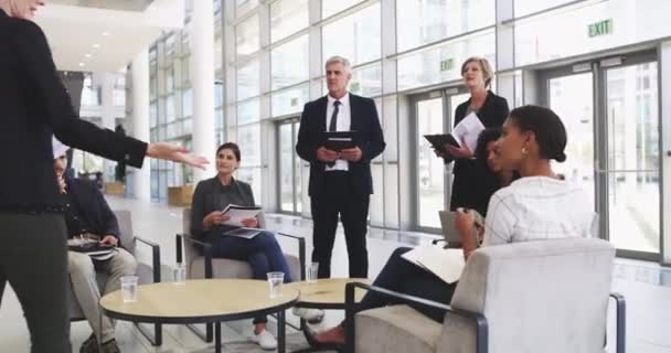Filling them in on a few success secrets. 4k video footage of businesspeople having a meeting in the workplace. — Vídeo de Stock