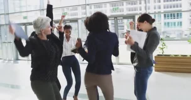 Birbiri ardına başarılar peşinde koşmak. Ofiste dans eden bir grup iş adamının 4K video görüntüleri.. — Stok video