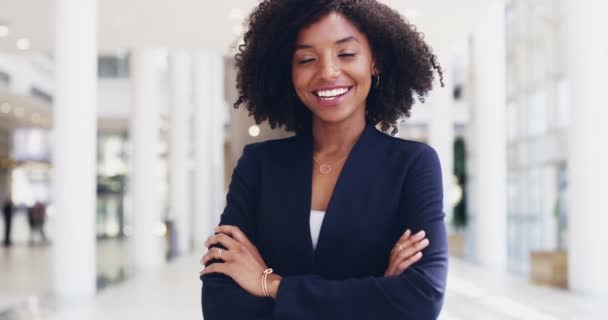 Решительность определяет успех. 4k видеозаписей уверенной молодой предпринимательницы, работающей в современном офисе. — стоковое видео