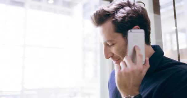Я сейчас спущусь. 4k видеозаписей красивого взрослого бизнесмена, делающего звонок во время езды на лифте на работе. — стоковое видео