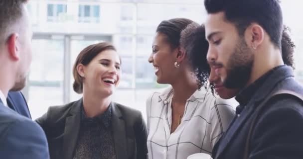Discutere i modi per migliorare il loro lavoro. 4k filmato di un gruppo di imprenditori che chiacchierano in un ufficio. — Video Stock