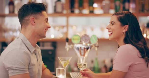 Λαμπερό αστεράκι, κάτι βράζει σ 'αυτό το μπαρ. 4k βίντεο με έναν νεαρό άνδρα και μια γυναίκα να κάνουν πρόποση με τα ποτά τους σε ένα μπαρ. — Αρχείο Βίντεο
