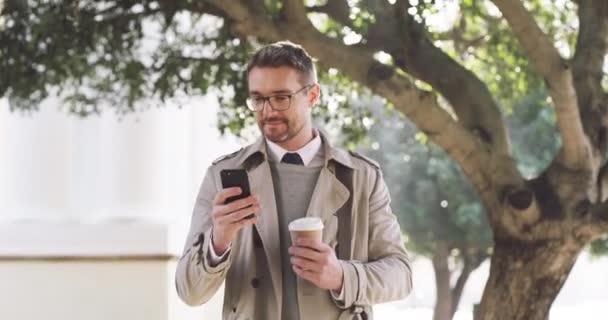 Reading texts while waiting. 4k video footage of a businessman using a cellphone outside. — Stockvideo