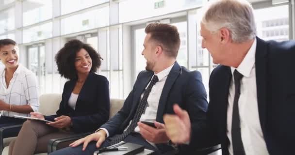 Conhecer colegas delegados de negócios. Filmagem em vídeo 4k de um grupo de empresários apresentando-se uns aos outros enquanto sentados em um escritório. — Vídeo de Stock