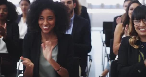 Jag applåderar deras framgång. 4k video bilder av företagare applåderar när du deltar i en konferens. — Stockvideo
