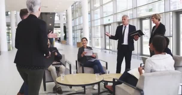 Está preparando a su equipo para el éxito. Imágenes de vídeo 4k de empresarios que se reúnen en el lugar de trabajo. — Vídeos de Stock