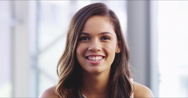 La risa hace dar la vuelta al mundo. Imágenes de vídeo 4k de una atractiva joven empresaria en su oficina corporativa. — Vídeo de stock