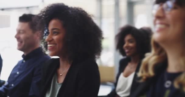 Success deserves to be celebrated. 4k video footage of businesspeople applauding while attending a conference. — Stok video