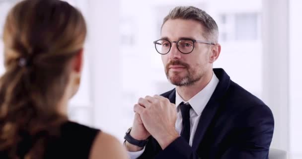 Giving her some very important advice. 4k video footage of two well dressed businesspeople having a serious discussion in their corporate office. — Vídeo de stock