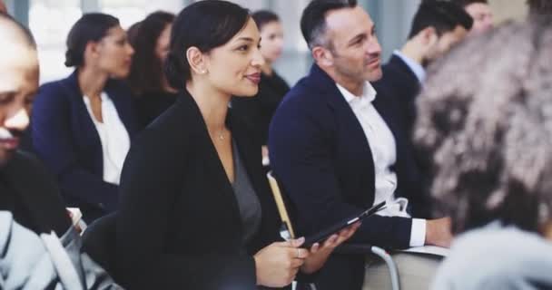 Recording important notes on her device. 4k video footage of a young businesswoman using a digital tablet while sitting in a conference. — Vídeo de Stock