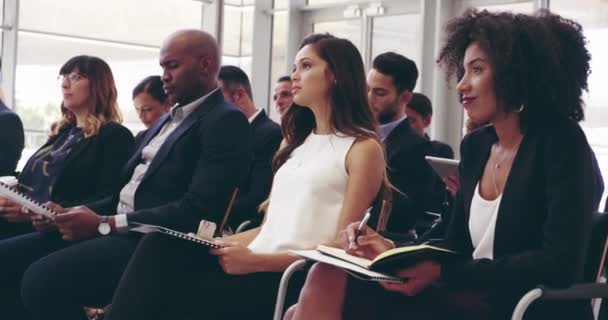 Toute la conférence a votre attention. Vidéo 4k de gens d'affaires assis dans un centre de congrès lors d'une conférence. — Video